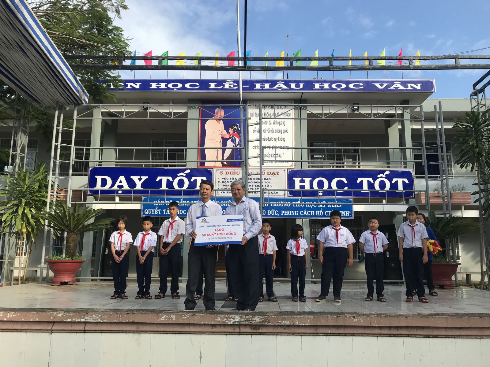 Thép Miền Nam - VNSTEEL: Trao học bổng cho học sinh tại Thị xã Phú Mỹ trong dịp đầu năm học