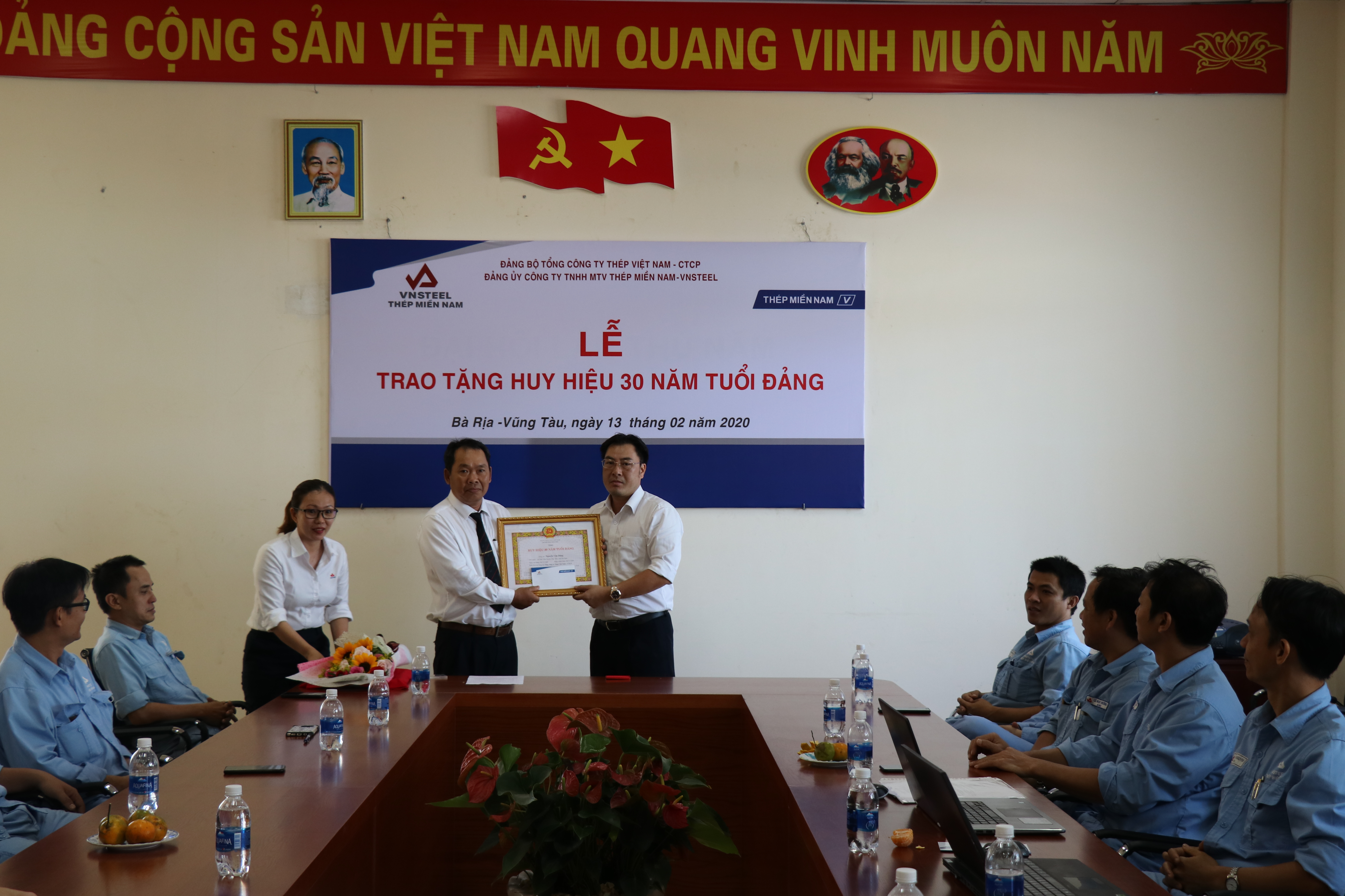 Lễ trao tặng Huy hiệu 30 năm tuổi Đảng cho đảng viên Nguyễn Văn Dũng