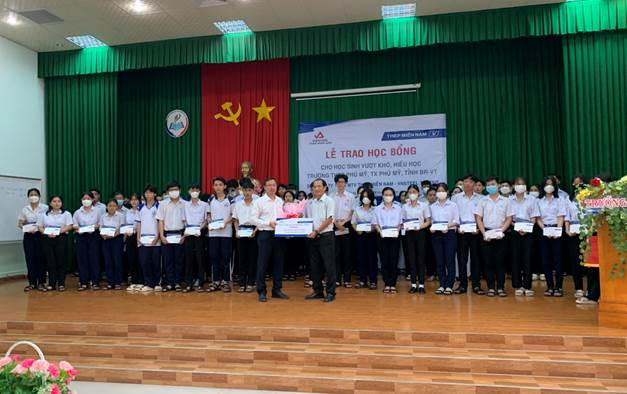 Công ty TNHH MTV Thép Miền Nam-VNSTEEL ươm mầm tri thức trong từng suất học bổng cho học sinh vượt khó học giỏi tại tỉnh Bà Rịa – Vũng Tàu