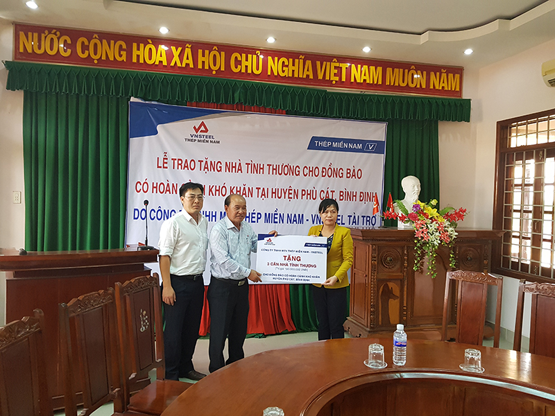 Công ty TNHH MTV Thép Miền Nam-VNSTEEL tổ chức lễ trao nhà tình thương cho gia đình chính sách có hoàn cảnh khó khăn của huyện Phù Cát tỉnh Bình Định,