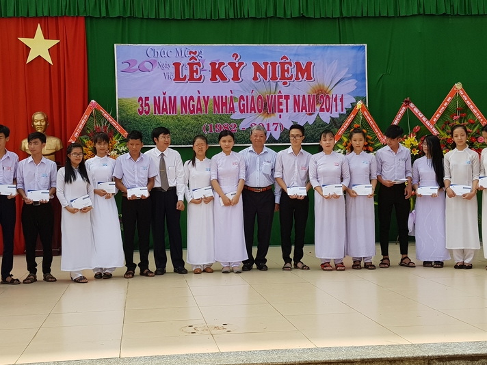 Công ty TNHH MTV Thép Miền Nam - VNSTEEL trao học bổng cho trường THPT Phú Mỹ
