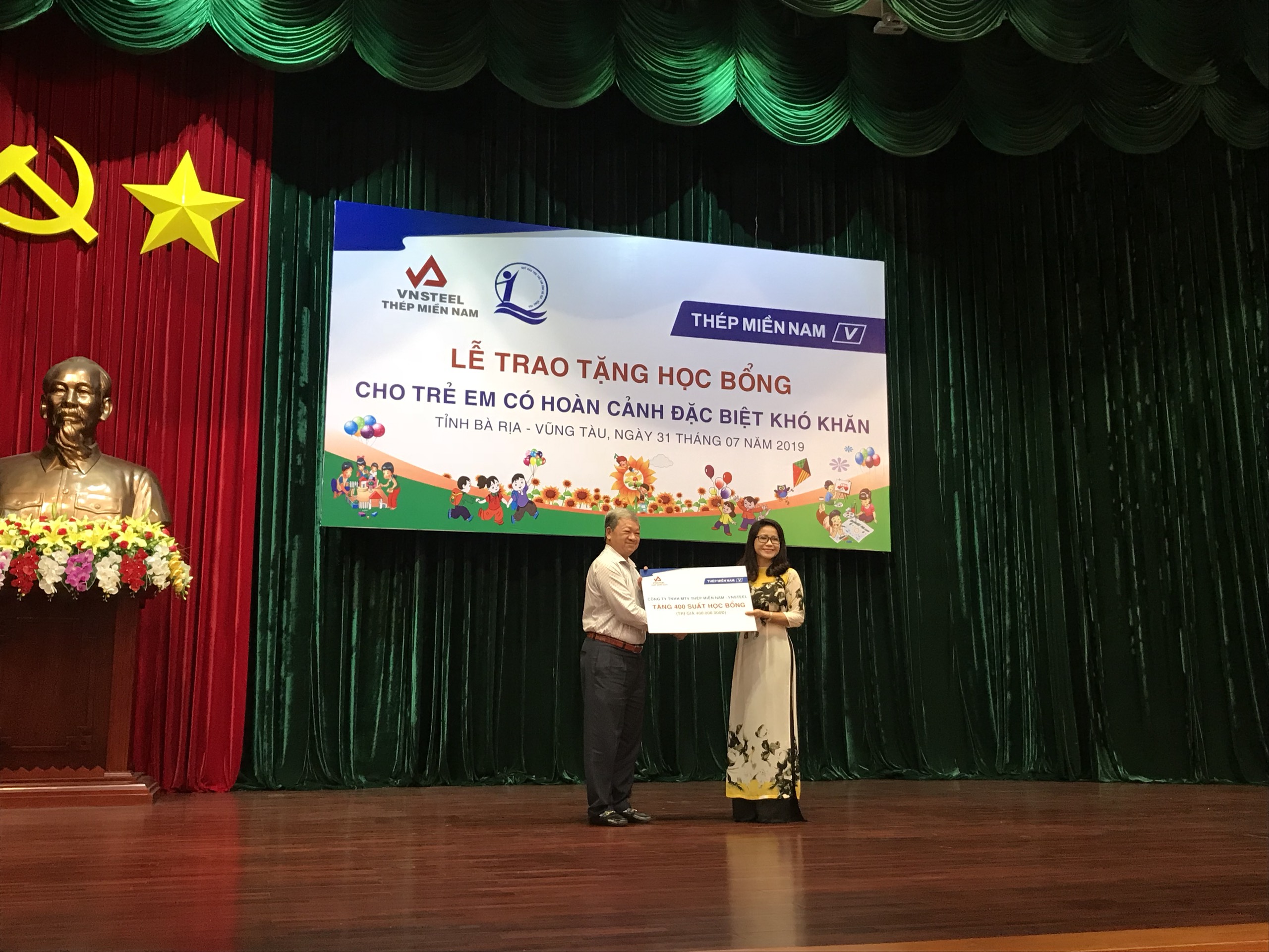 Trao học bổng cho học sinh có hoàn cảnh khó khăn vươn lên học giỏi của tỉnh Bà Rịa – Vũng Tàu