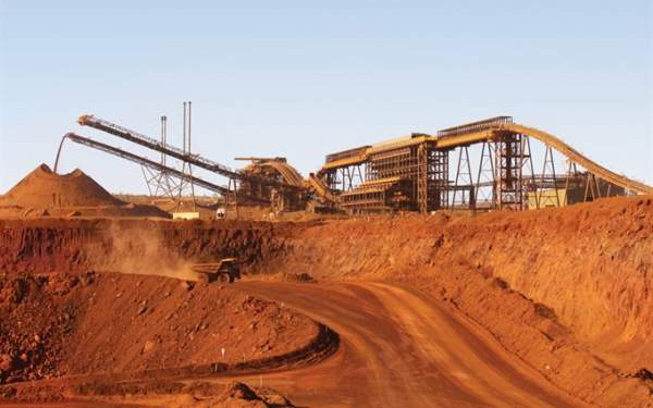 Giá thép xây dựng hôm nay (17/4): Giá quặng sắt giảm trước triển vọng kinh tế mờ nhạt