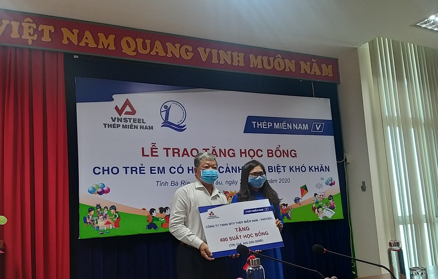 Thép Miền Nam-VNSTEEL trao học bổng cho trẻ em có hoàn cảnh đặt biệt khó khăn nhân dịp niên học 2020-2021