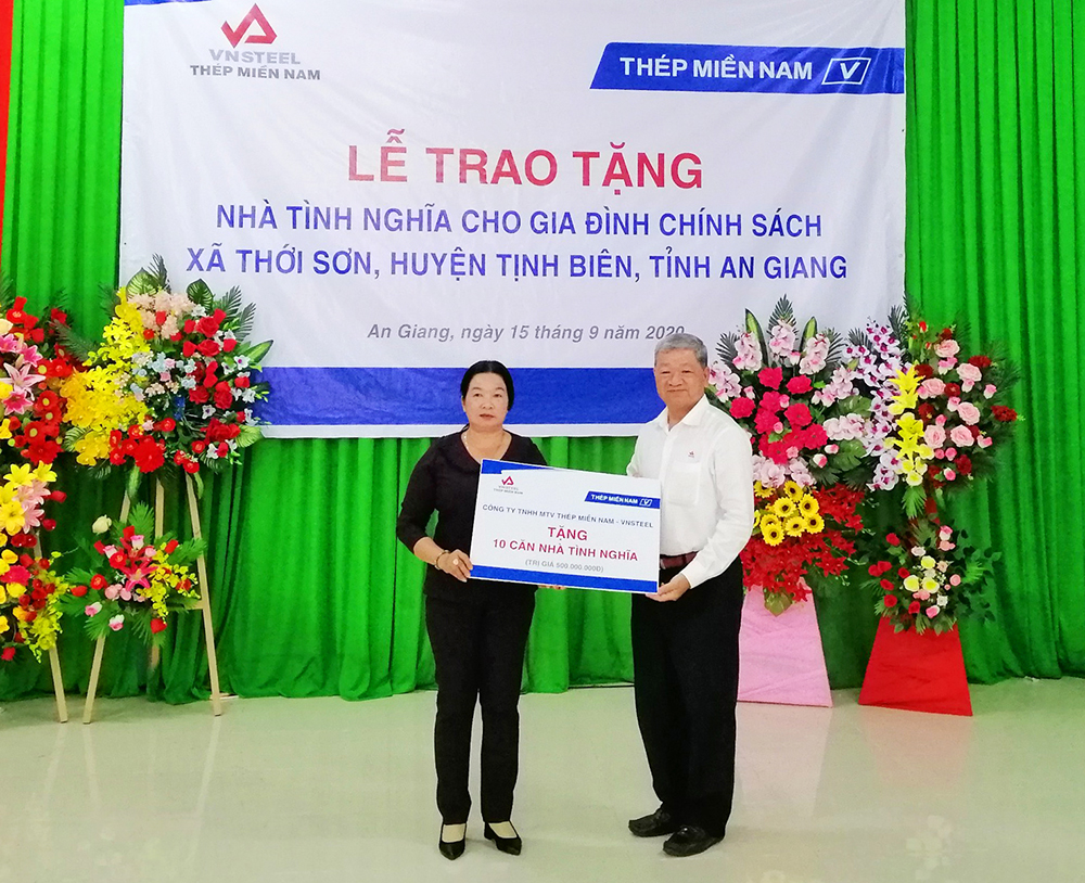 Trao tặng “Nhà tình nghĩa” cho gia đình chính sách xã Thới Sơn