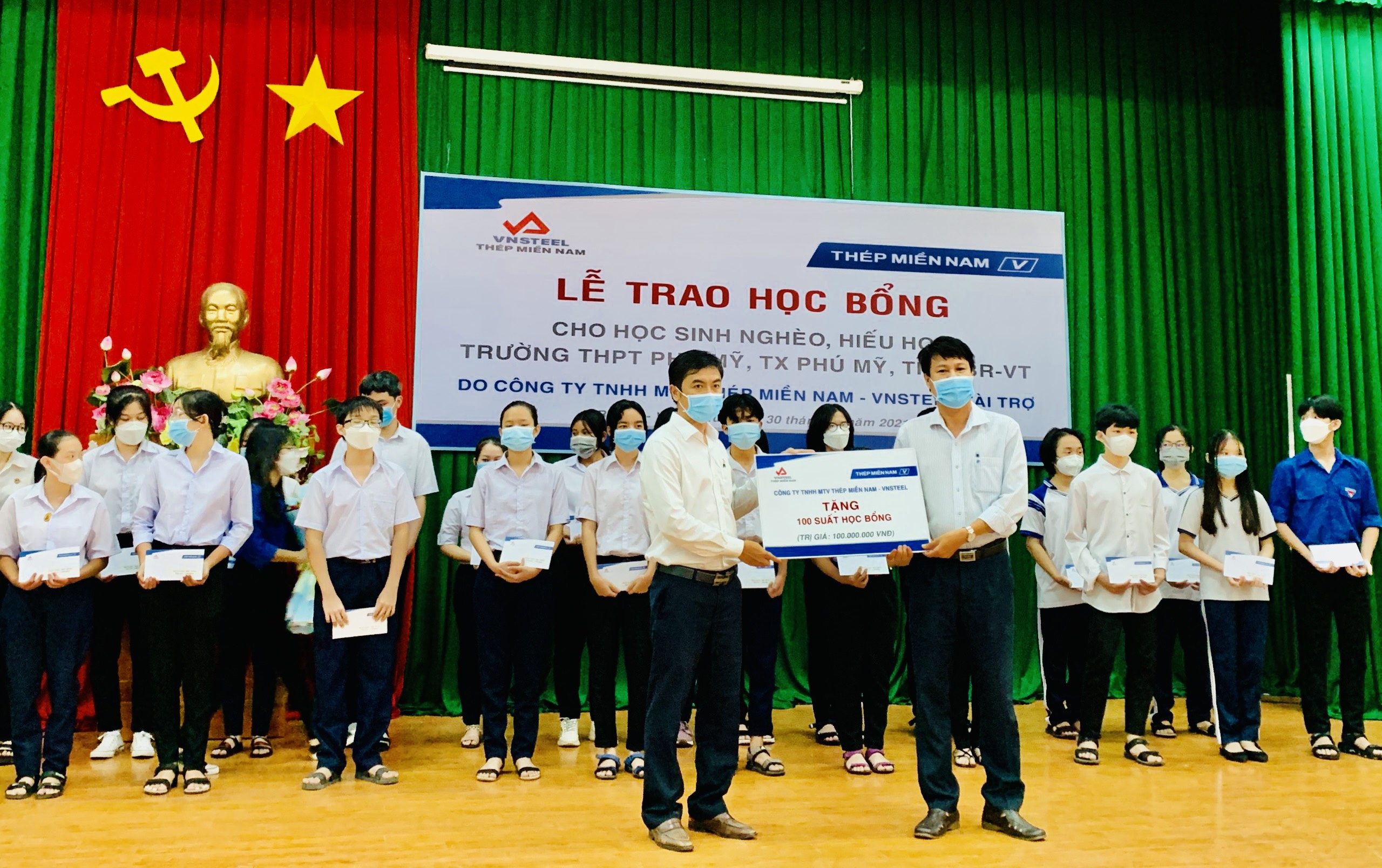 Trao 400 suất học bổng cho HS nghèo hiếu học