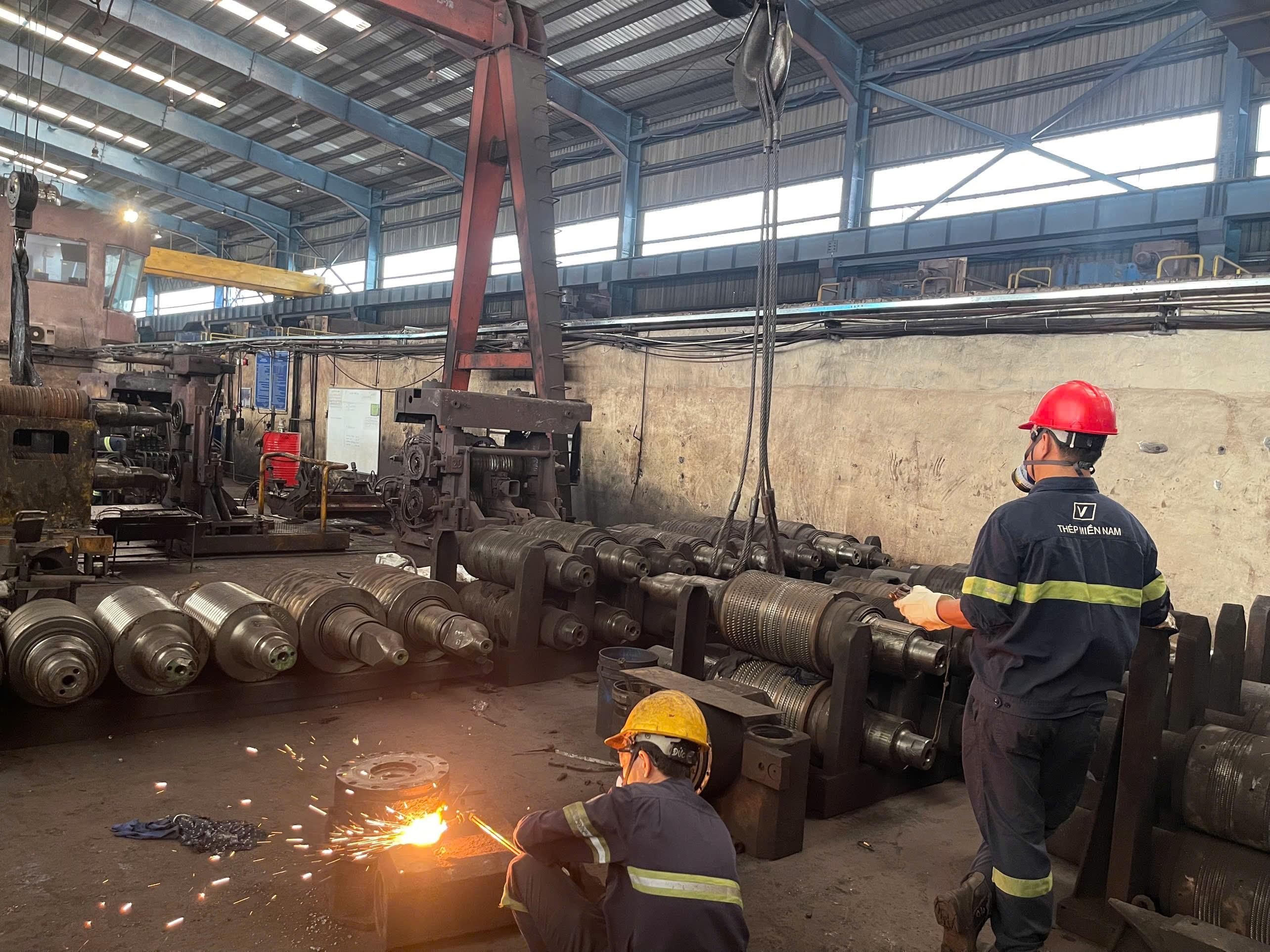 Gương mặt thầm lặng phía sau những thanh thép