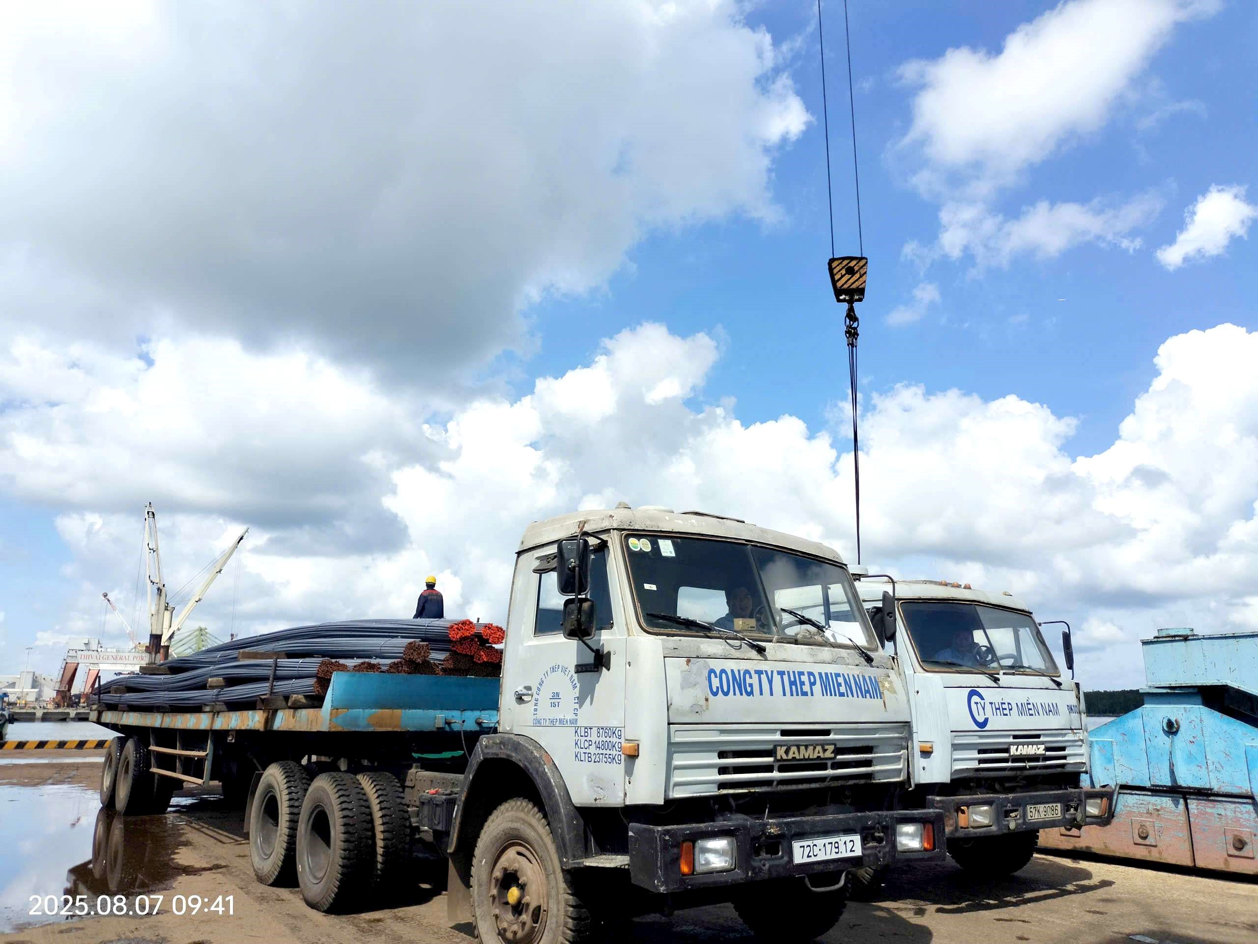 Thép Miền Nam - VNSTEEL - Tấp nập giao hàng xà lan những ngày Tháng 8