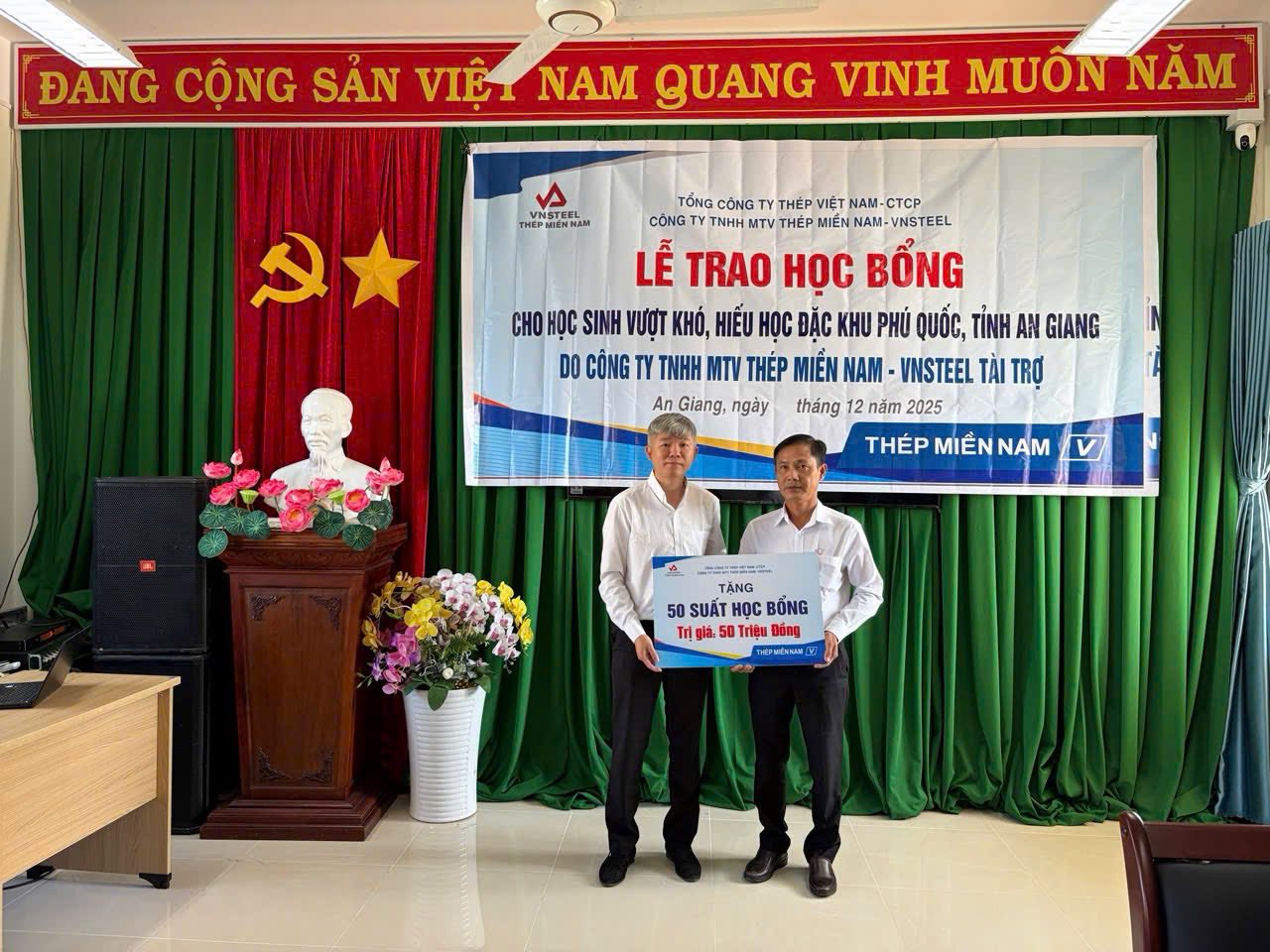 Thép Miền Nam – VNSTEEL trao học bổng cho học sinh vượt khó, hiếu học tại đặc khu Phú Quốc, Tỉnh An Giang