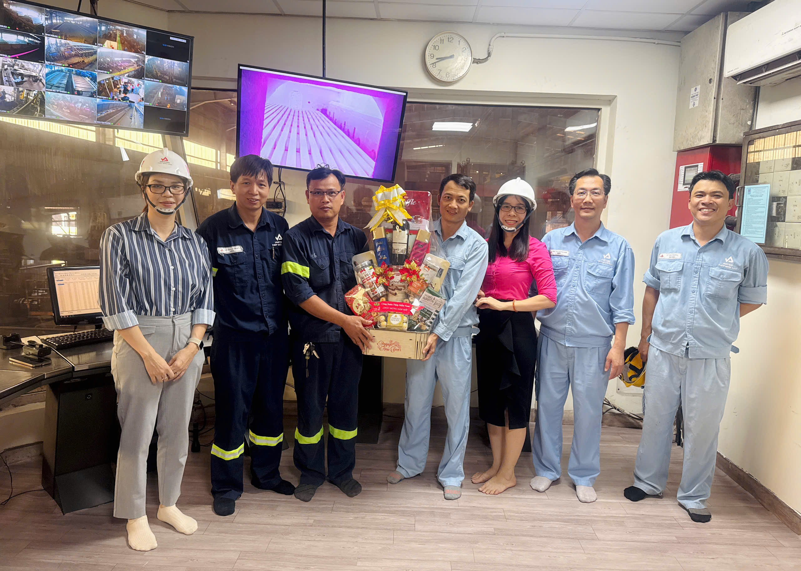 Công đoàn Thép Miền Nam - VNSTEEL tổ chức thăm hỏi và trao quà tại các bộ phận sản xuất xuyên Tết Bính Ngọ